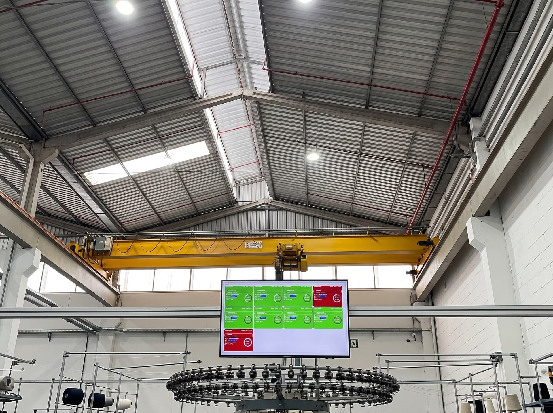 TV industrial instalada na fábrica exibindo dashboard da Gestão à Vista Visdec