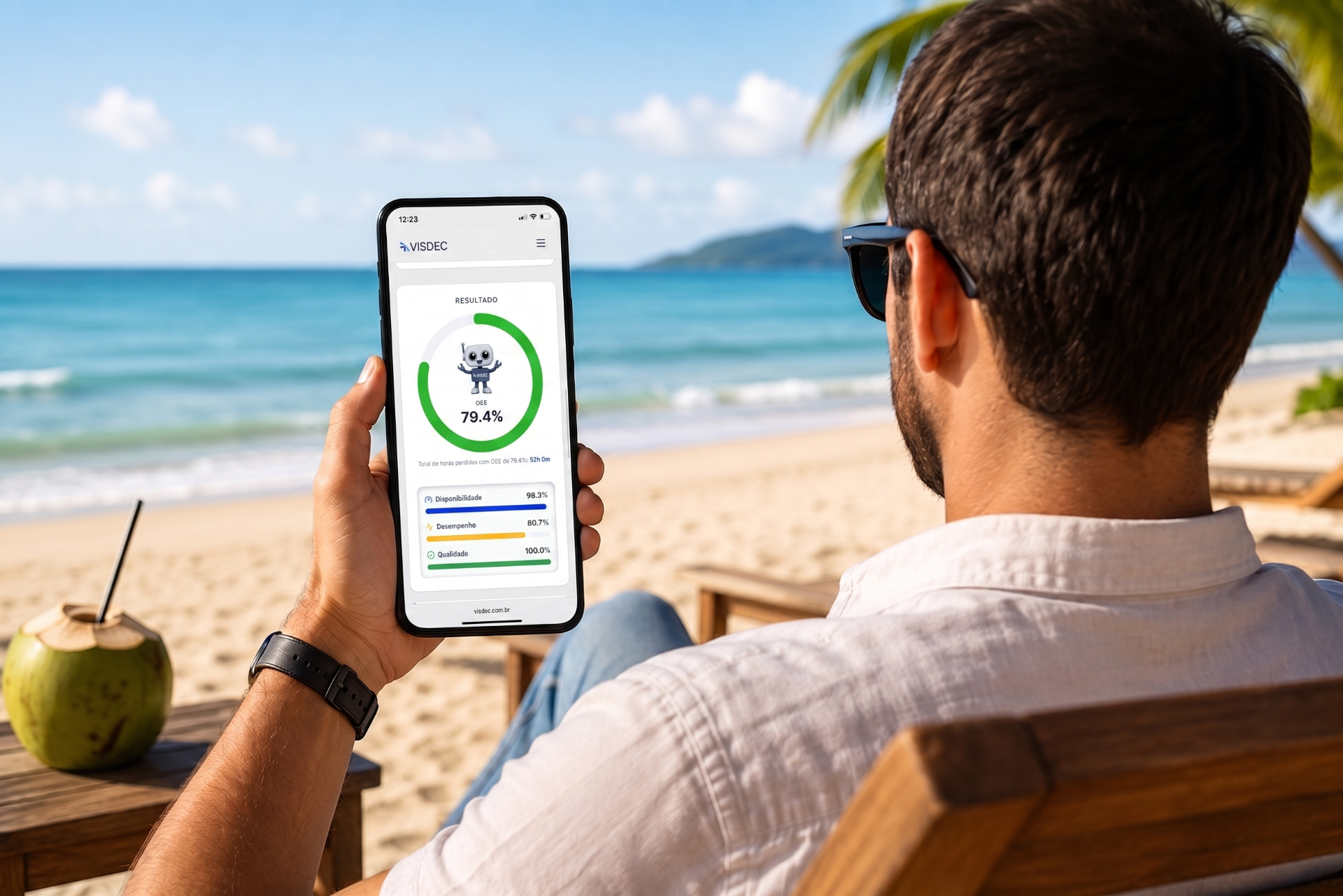Gestor acompanhando os dashboards do Visdec no smartphone durante uma viagem, fora da fábrica