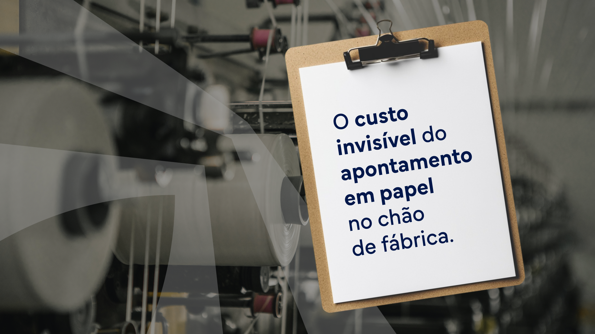 Prancheta de papel sobre chão de fábrica representando o apontamento manual de produção