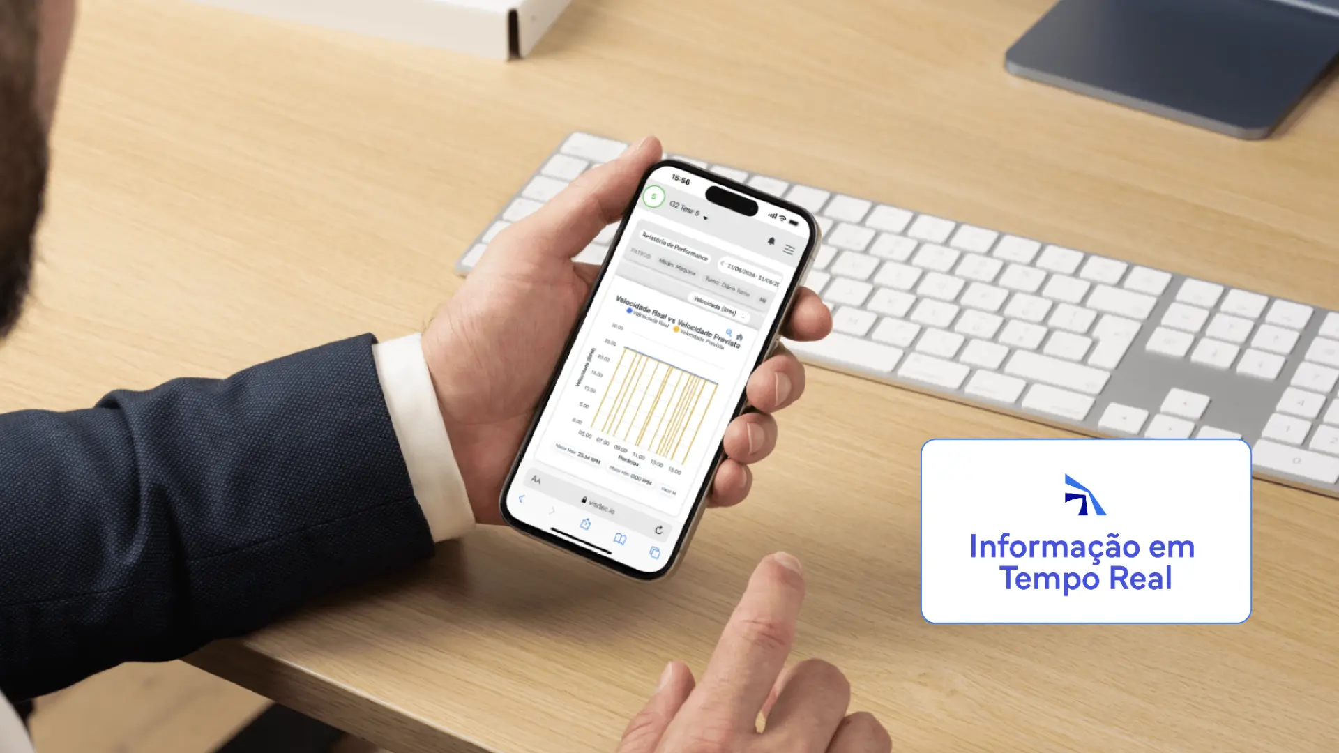 Gestor acompanhando indicadores de produção em tempo real pelo celular com o Visdec